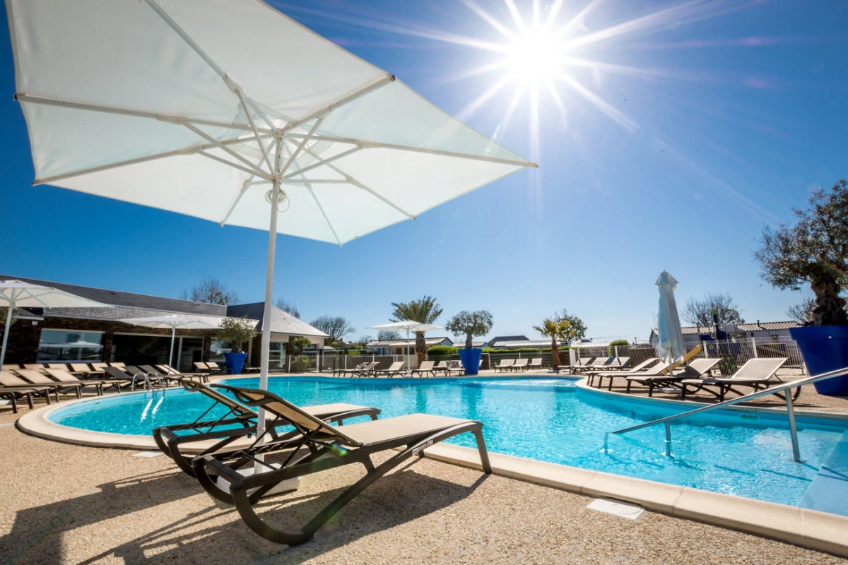 Piscine extérieure sous le soleil de Normandie à Langrune sur Mer