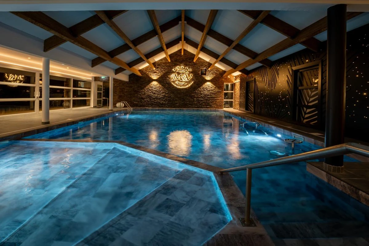 Piscine intérieure chauffée design avec bassin pour enfants intégrée