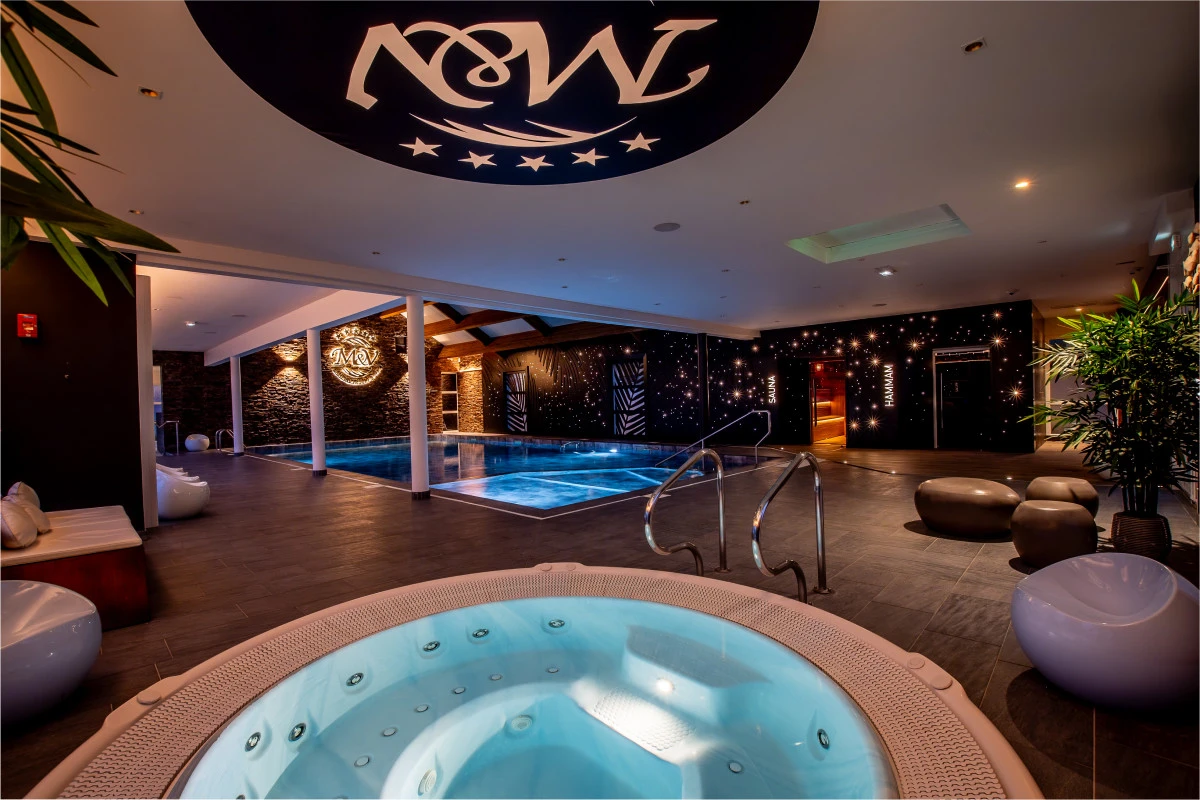 Jacuzzi chauffé piscine intérieure couverte en Normandie dans le Calvados